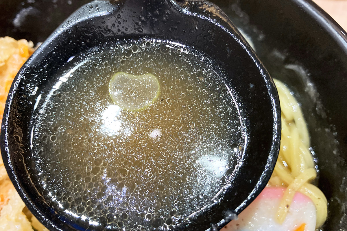 かき揚げの油分&コショウにより一気に中華そば感を纏う「箱らーめん」