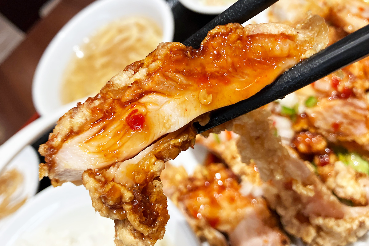 まずは油淋鶏を味わおうじゃないか