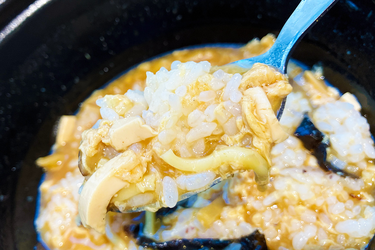 最後は残ったスープにライスを投入して、雑炊に。最後まで辛いぜ、、、