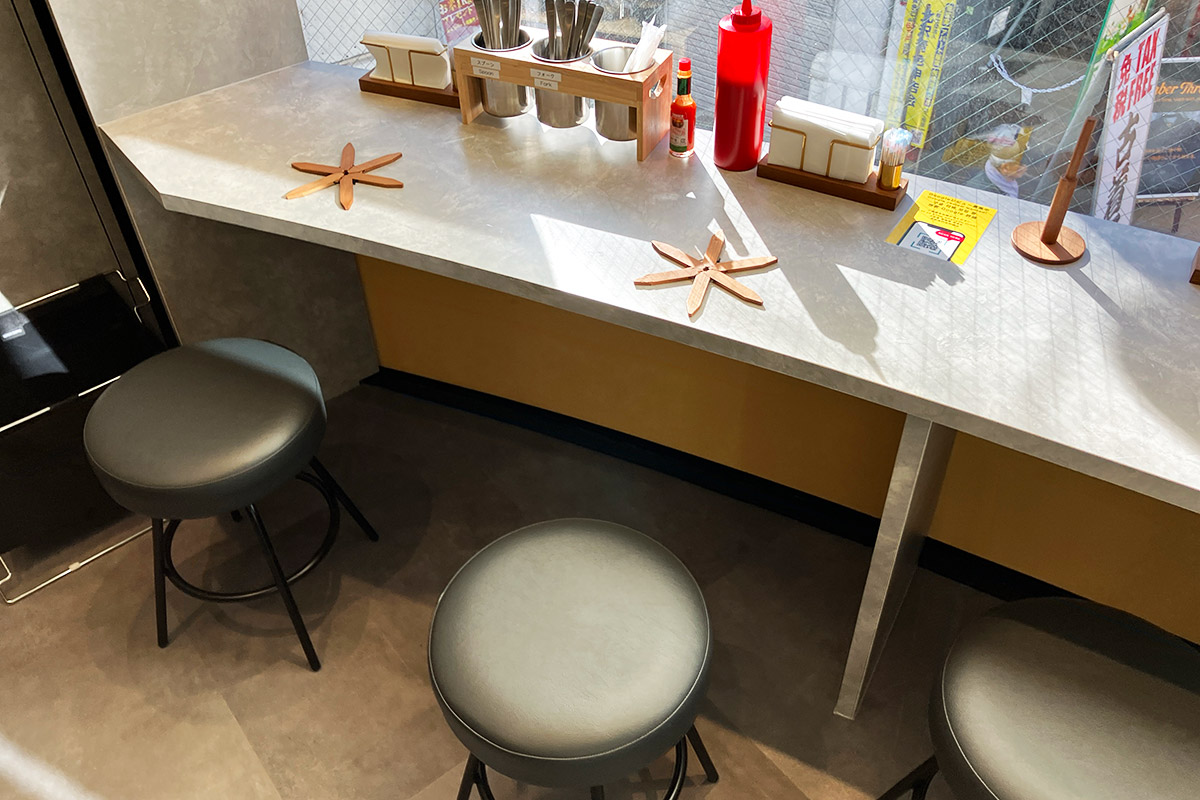 窓際のカウンター席へ