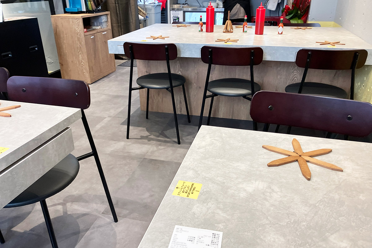 この日は空いていたのでテーブル席へ