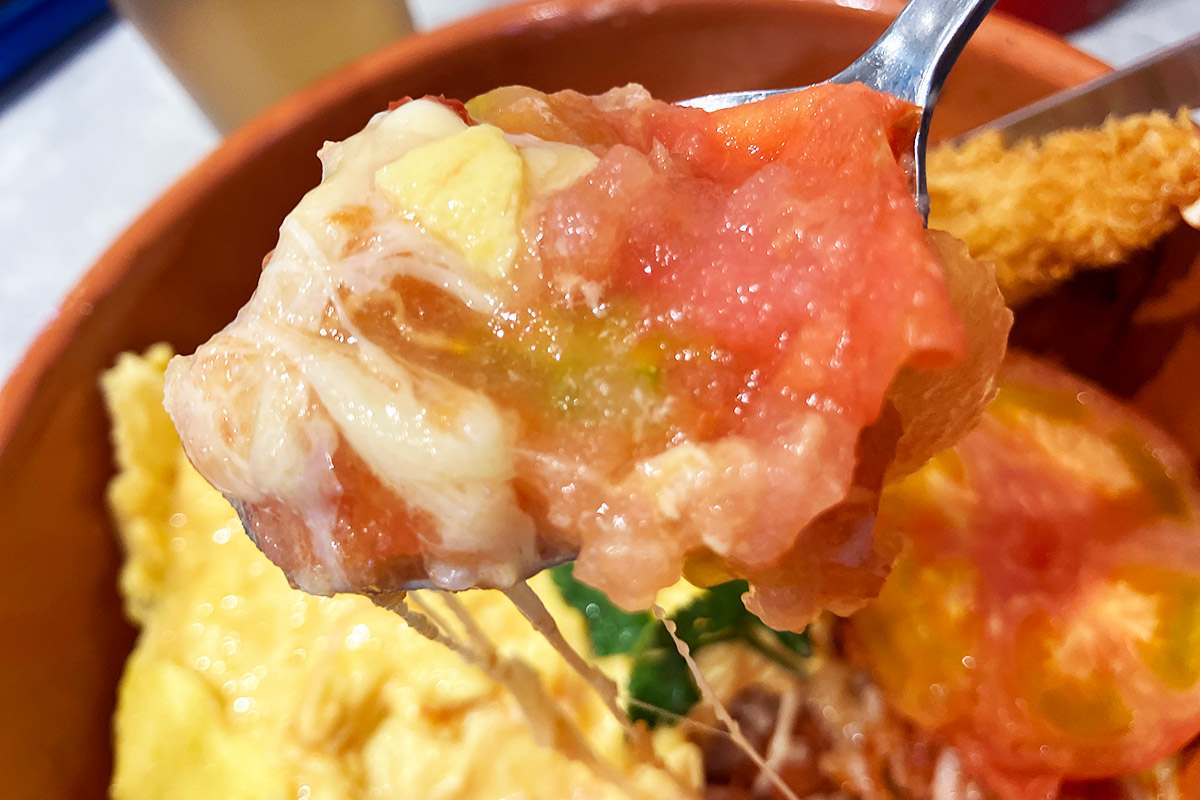 オムの下にはチーズ、のび~る