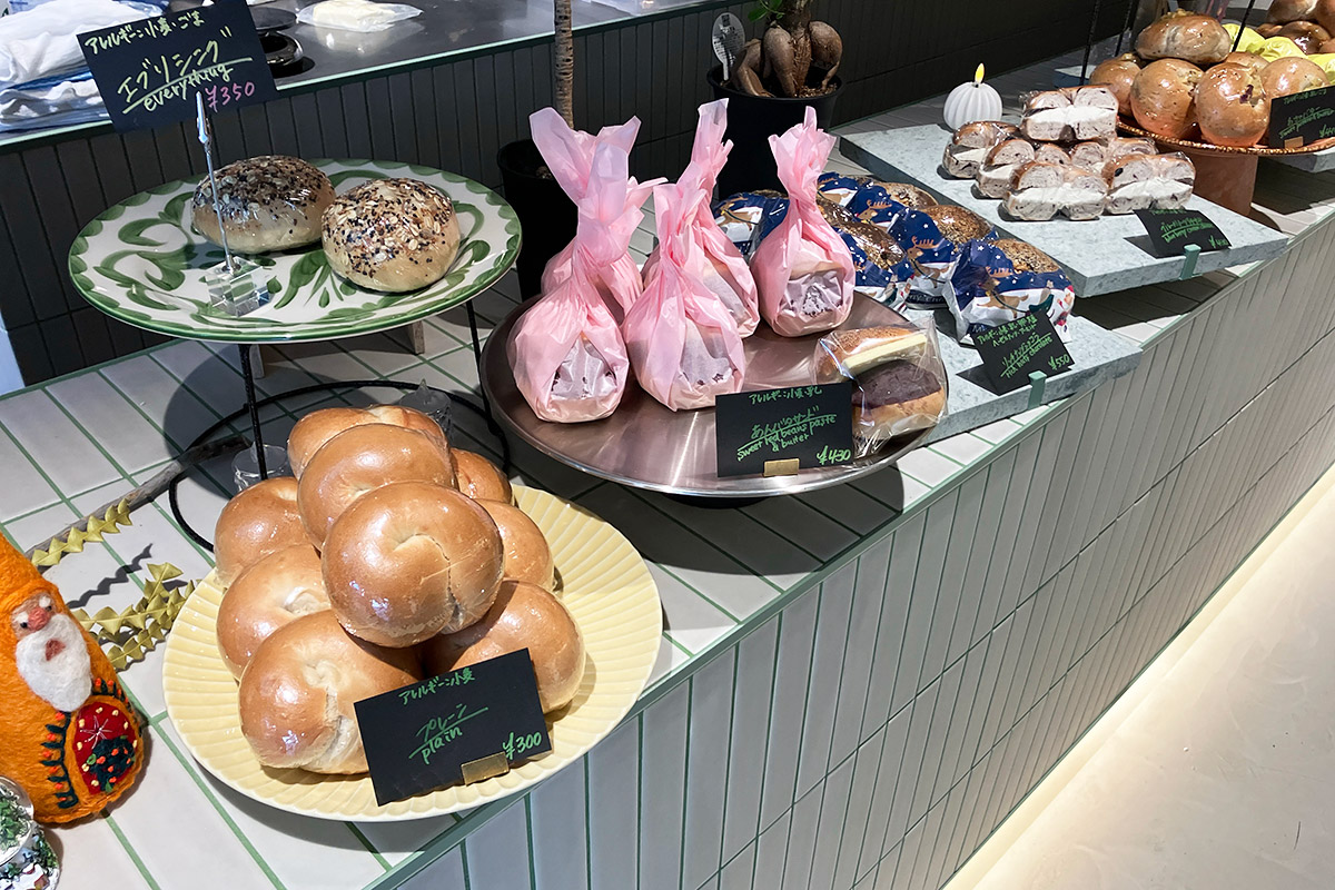 店内のカウンターにはプレーンなベーグルから、色とりどりなベーグルがずらり