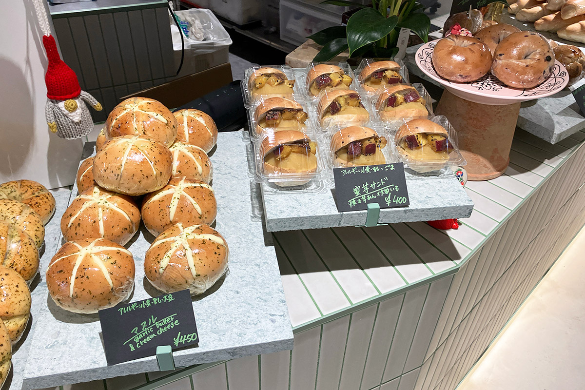 ガーリックバターとクリームチーズが挟み込まれてる「マヌル」に、焼き芋あんと大学いもが挟まれた「蜜芋サンド」など、見た目もいろいろ