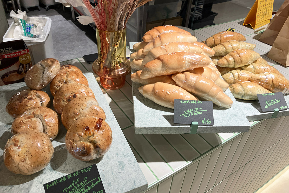 右側の「ソルトバター」と「青さバター」は一見普通のパンっぽいですが、ベーグルです
