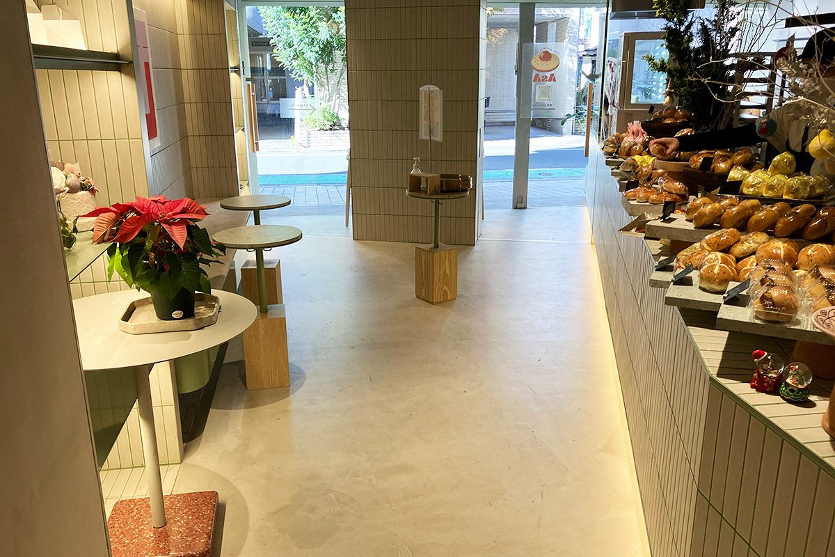 店内にはちょっとしたイートインスペースもあります