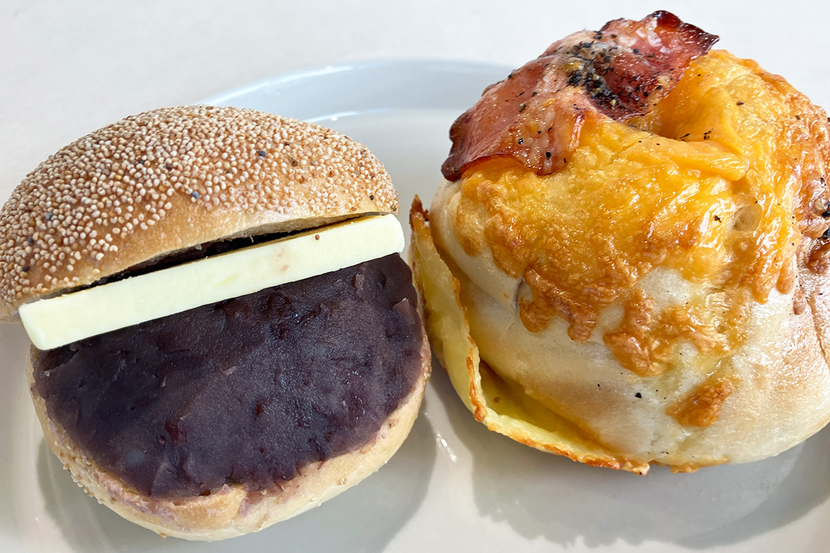 「あんバタサンド」430円(税込)と、人気ナンバーワンの「メイプルチーズベーコン」450円(税込)