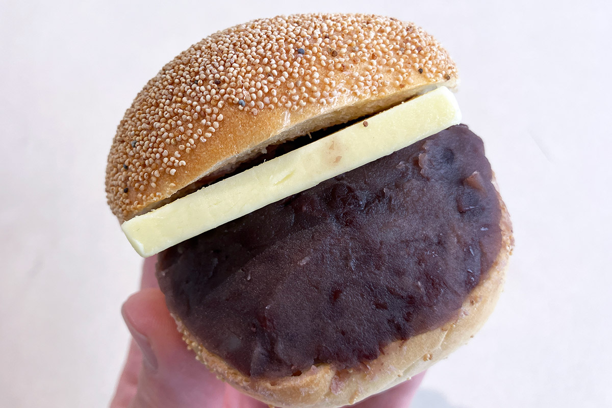 インパクトのある見た目の「あんバタサンド」から味わいます