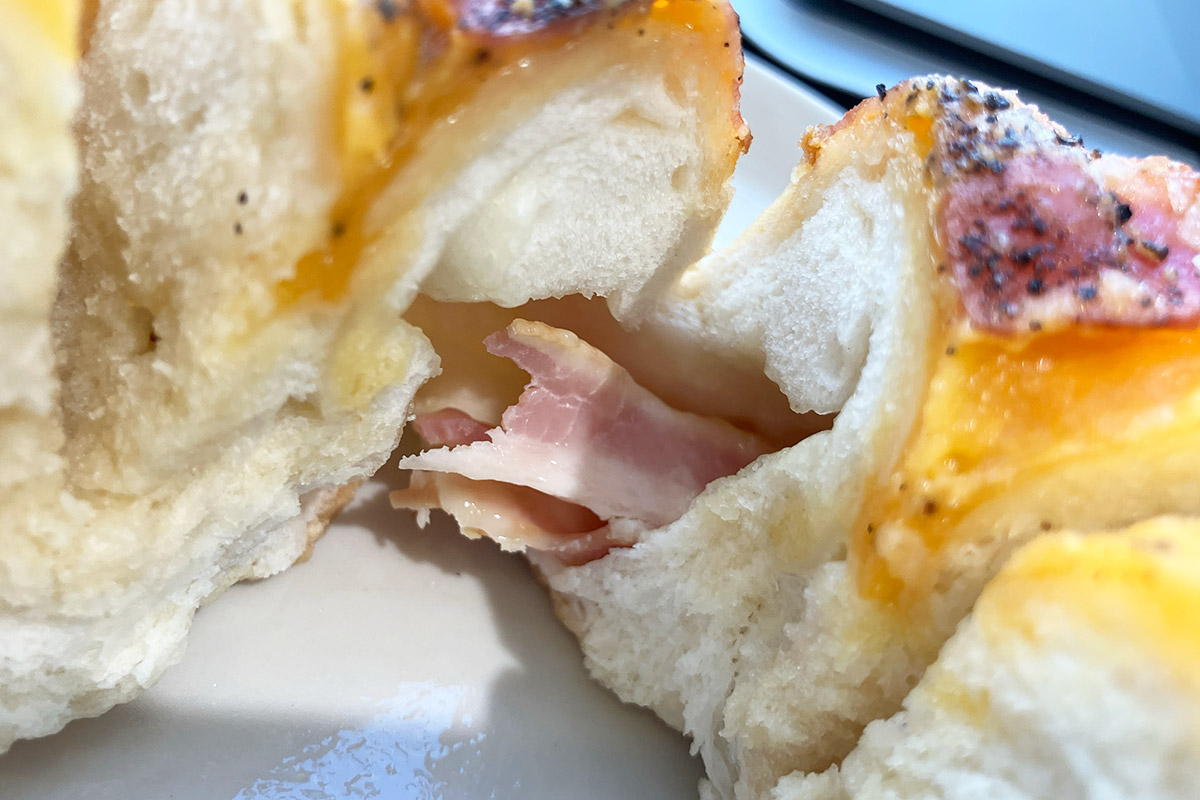 「メイプルチーズベーコン」を割ってみると、中にもベーコンが練り込まれています