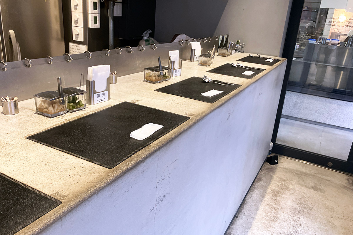 そして、最大の特徴はスタンディングスタイル