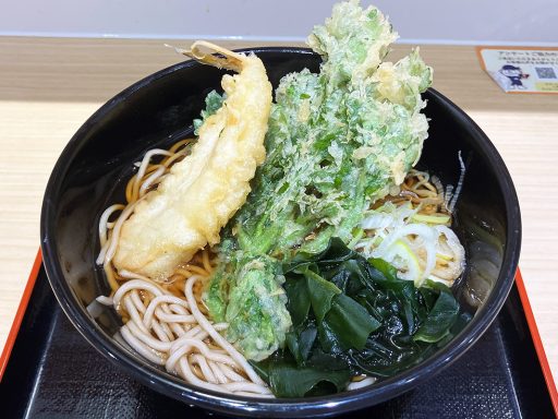 柔らかなふぐの旨味と春菊の香り拡がる、箱そば2025冬季限定「ふぐ天と春菊天そば」