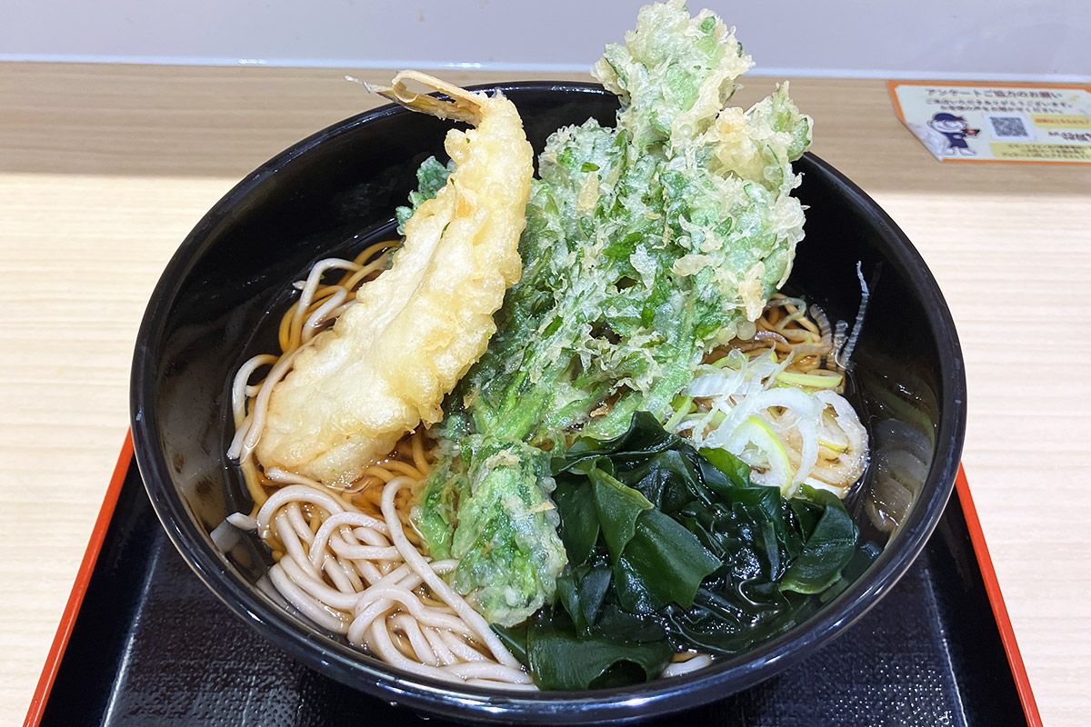 柔らかなふぐの旨味と春菊の香り拡がる、箱そば2025冬季限定「ふぐ天と春菊天そば」