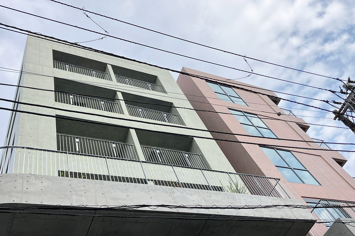 結構細い路地の場所にあるので、全景を写すことが出来なかったりします。下のフロアの商業テナントも、すでに1・2階は決まっているようでどんなお店が入るのかめっちゃ気になります