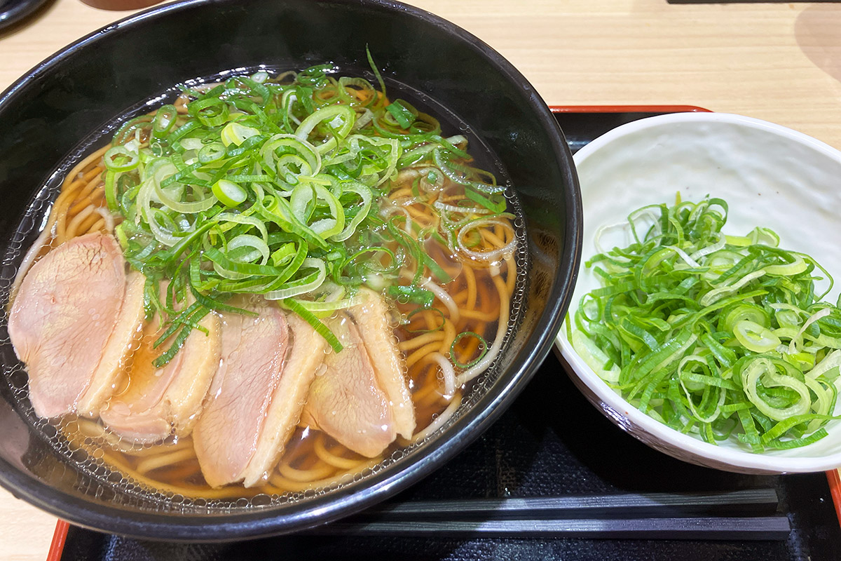 「鴨そば~九条葱のせ~」680円(税込、以下同)と「九条ネギ」トッピング90円