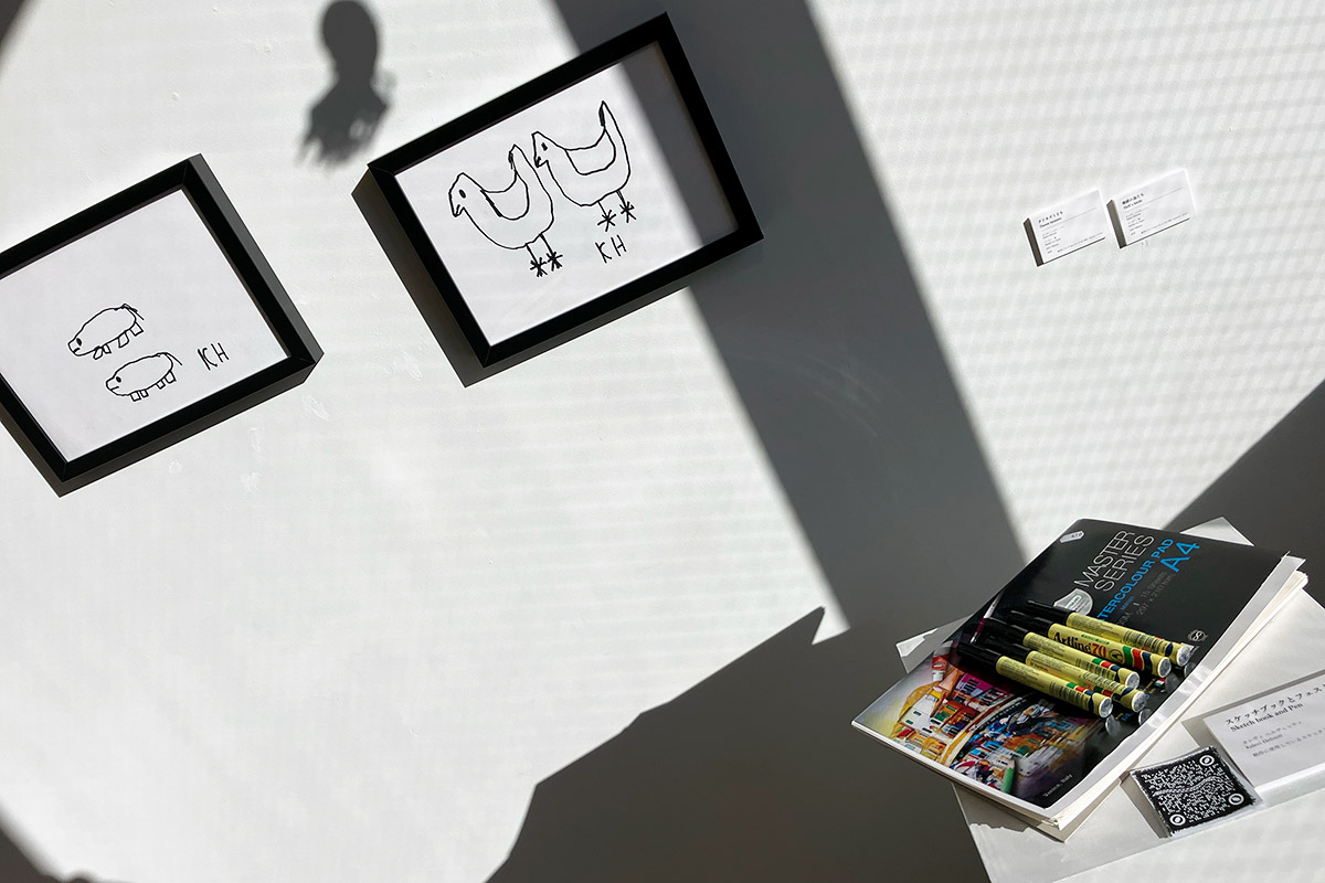 こちらもフィンランドのカレヴィ・ヘルヴェッティさんによる作品とスケッチブック。タイトルは左の作品が「クソネズミども」で右が「地獄の鳥たち」だとか、え? アンモナイトの影が映り込んでるのがちょっと面白いことになってる