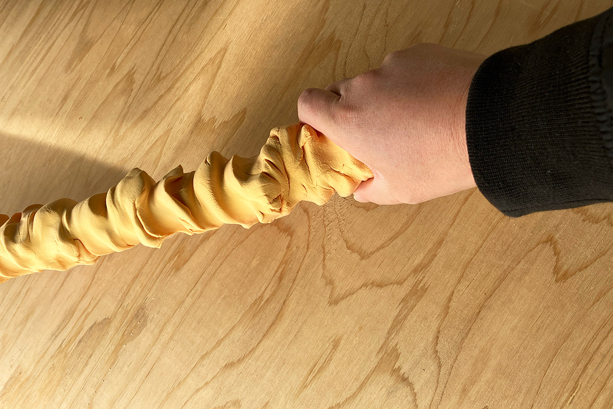 確かになんだか握手してる感じの複雑さ。田畑さんに色々伺いましたが、盲ろう者のみなさんとでも、握手をすることでコミュニケーションはできる事を改めて実感しました。握手の価値を再認識しました