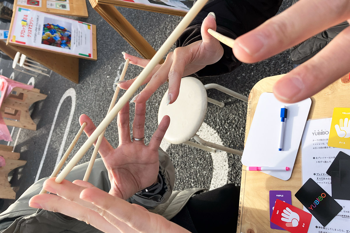 こんな感じ、4人で4本の棒を支えるの図