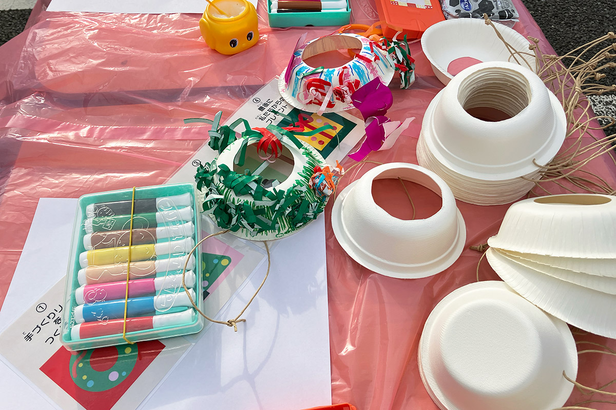 紙皿にサインペンで絵を描いたり、折り紙の切れ端を使って飾り付けをしてクリスマスリースを作るワークショップや