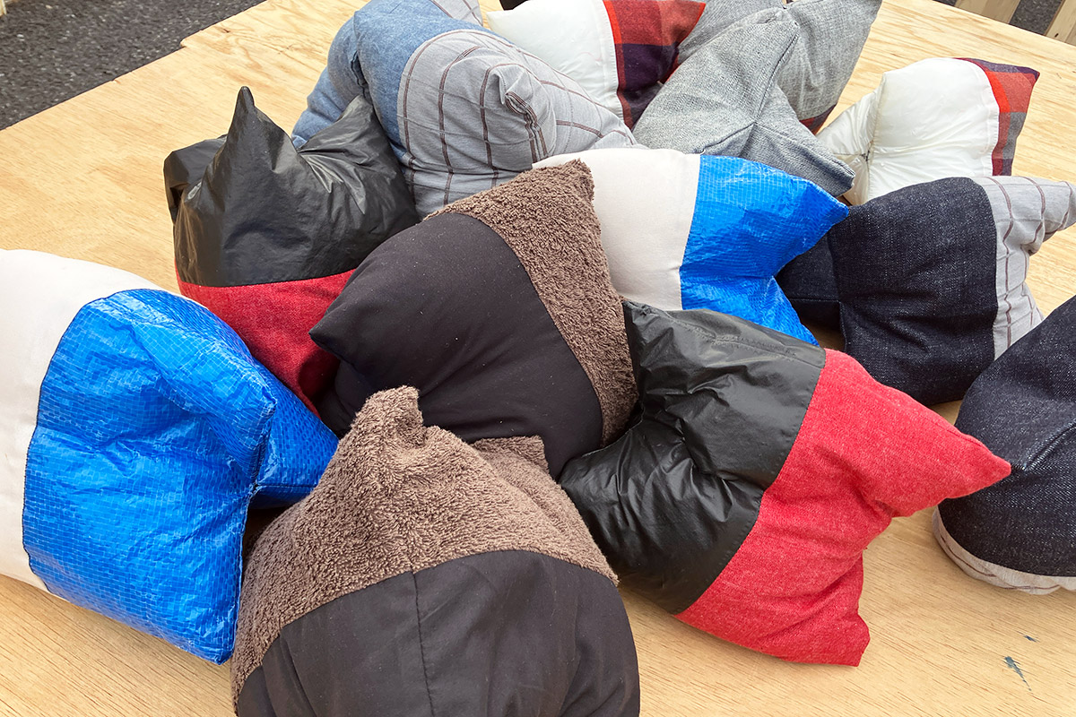 こちらも目をつむり、素材の肌触りが同じものを選ぶ。2人でやったので、お互いの手が当たっちゃってなんだか楽しい