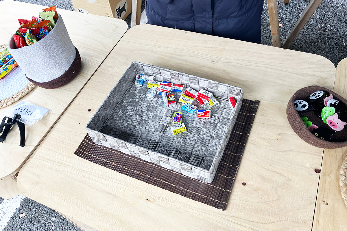 一番右のものは形状、真ん中のガムは香り、そして左はうまい棒ですが、え? どうやって探すの?