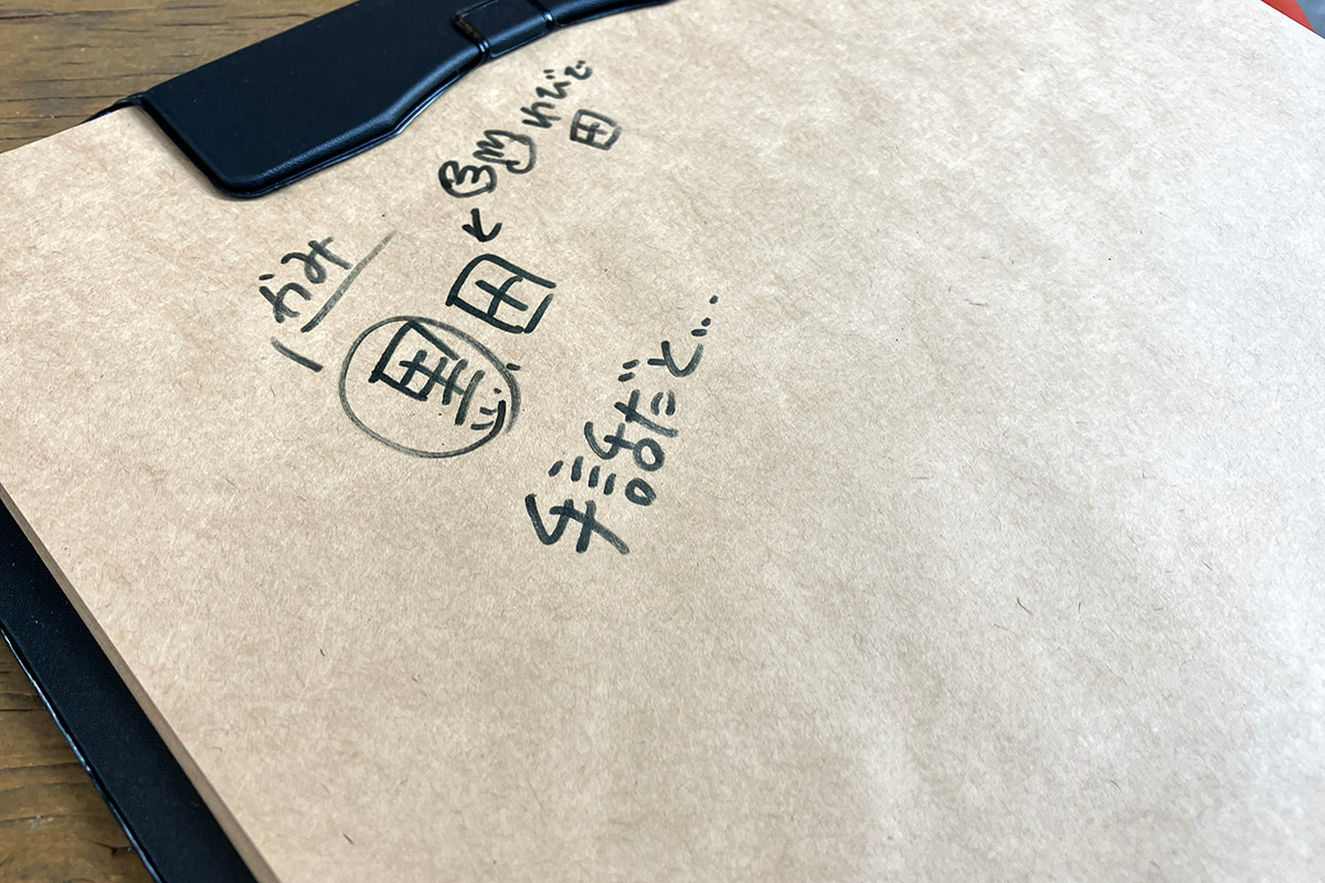 やったー、伝わった!
そして、自分の名字を表す手話も教えてもらいました。手話ってなんだか面白いですね。習いたくなりました