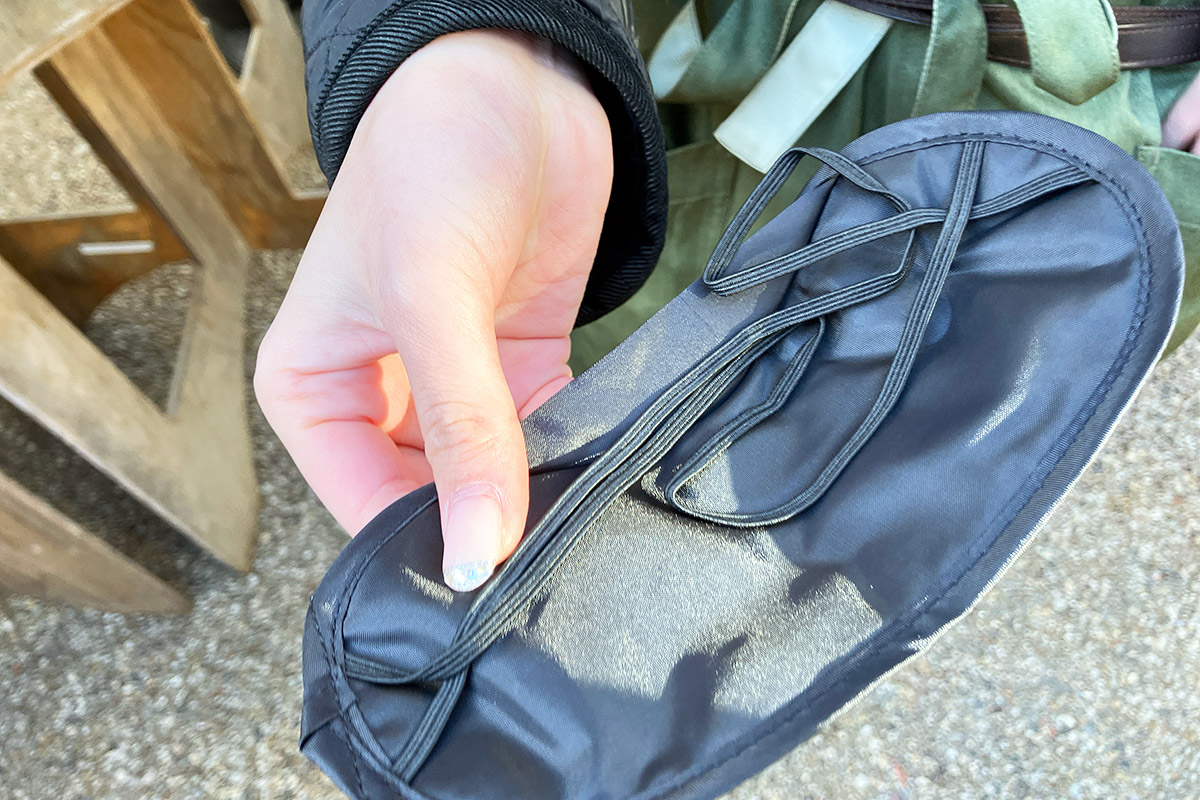 アイマスクをして選ぶのが「見えないお花屋さん」