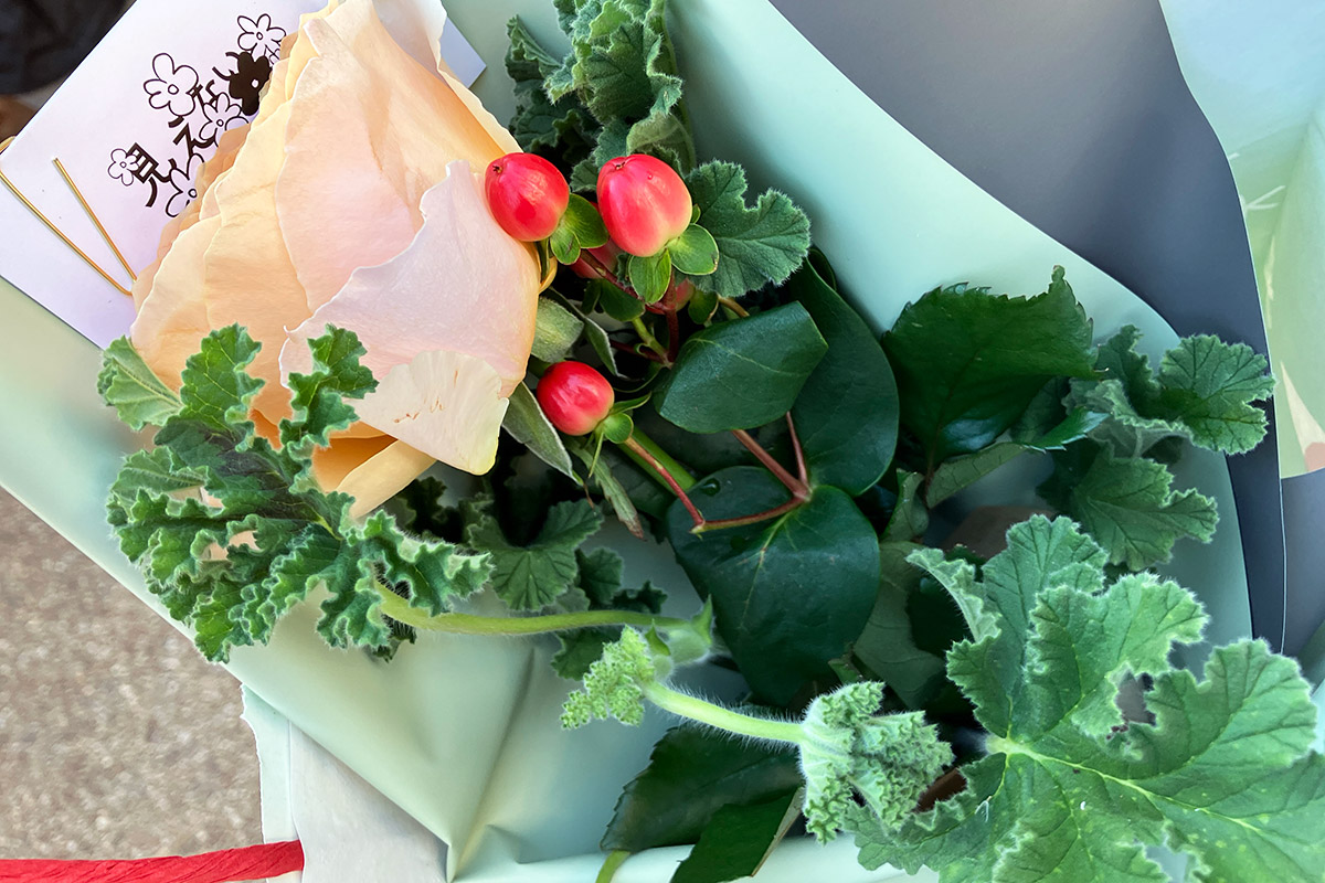 ちなみに完成したお花がこちら。どのように選ぶのかというと、アイマスクをして2本の花から選ぶわけですが、お花を触ったり香りで選びます。2本の花と1本の葉を組み合わせ、なんだかステキな感じに