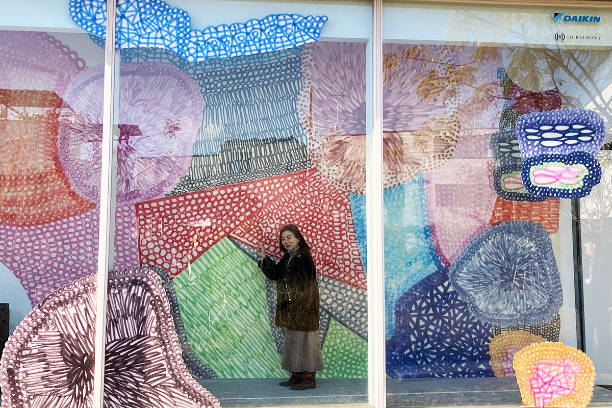 アートの一部になる事ができます。写ってるのはギャラリーの上にある「おでかけひろば ぼっこ」の斎藤さん