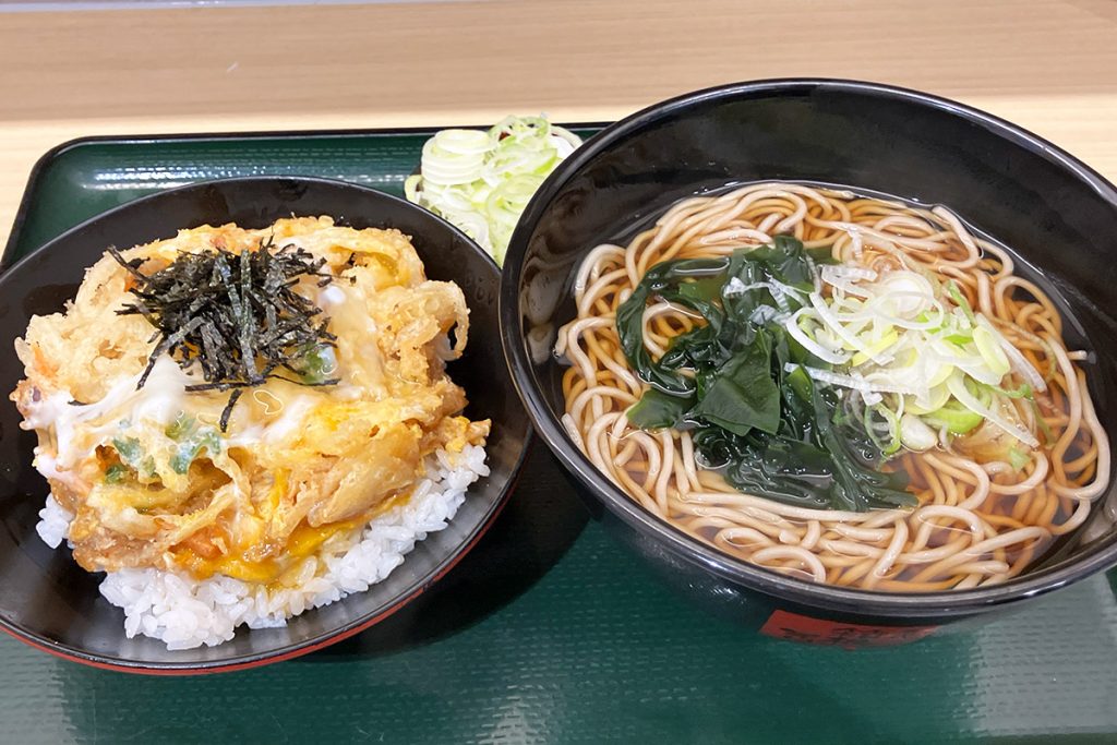 箱根そば「かき揚げ玉子とじ丼セット」780円（税込、以下同）、「ネギトッピング」30円