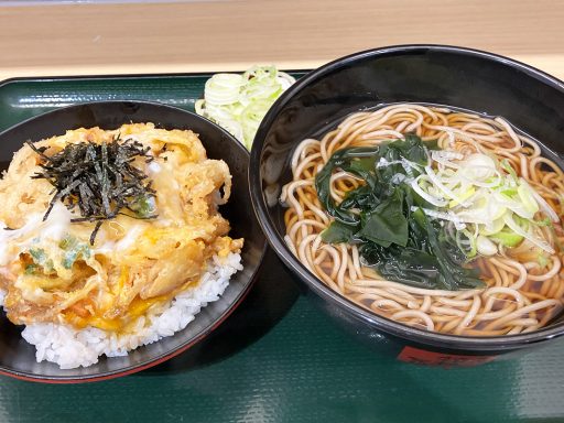 箱根そば「かき揚げ玉子とじ丼セット」780円（税込、以下同）、「ネギトッピング」30円