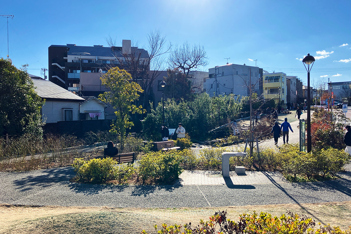 休日だけどちょっと人少なめの『シモキタ雨庭広場』