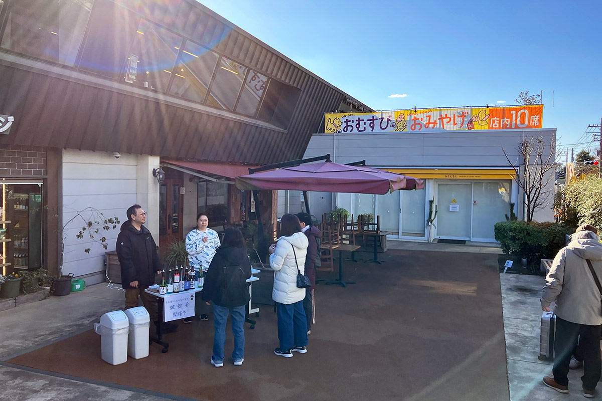 世田谷代田キャンパスでは農大のアンテナショップだけ伊営業中、なぜか日本酒の試飲会が!