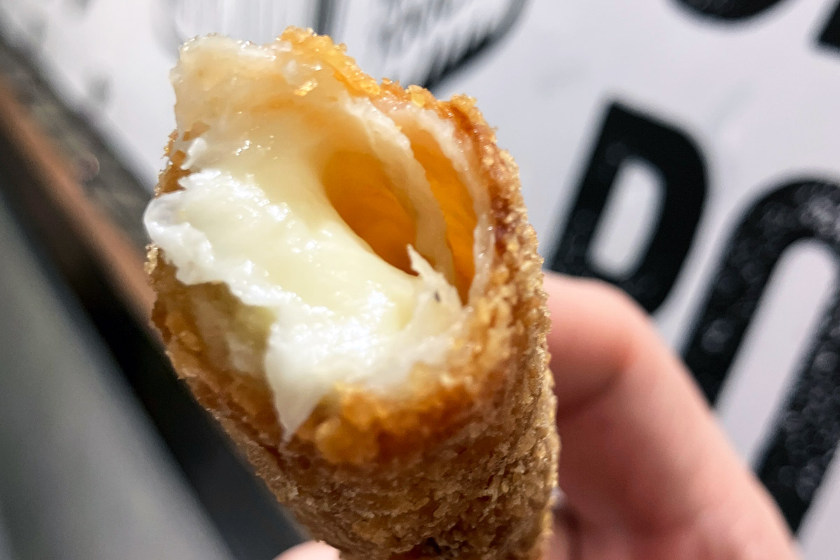 中はこんな感じ。“割った瞬間にチーズが”びよ〜ん”と伸びる”という触れ込みでしたが、伸びなかった、、、。