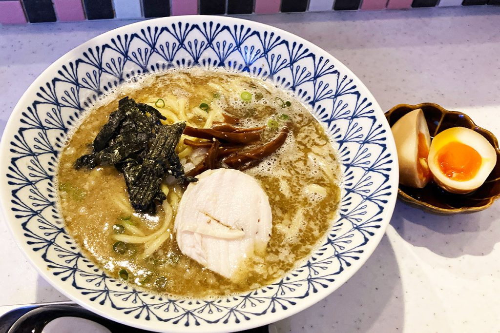 ラーメン劇場の「鶏白湯煮干ラーメン」1000円と「味玉」150円