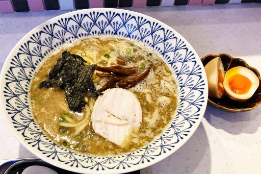 ラーメン劇場の「鶏白湯煮干ラーメン」1000円と「味玉」150円