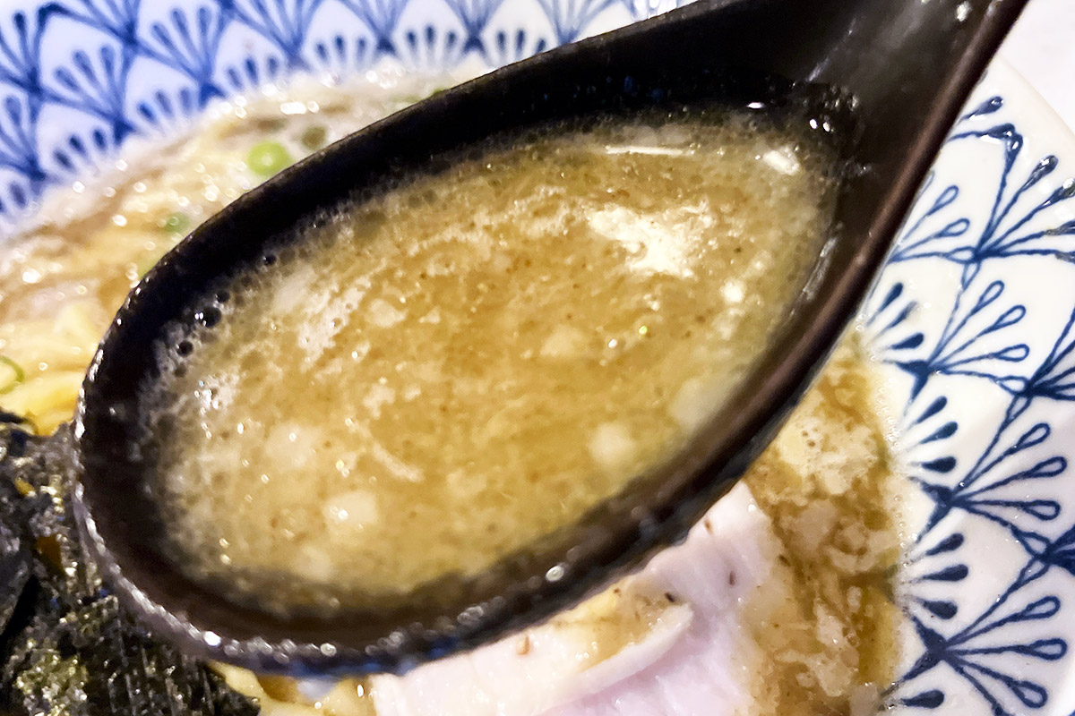 灰色がかった白濁したスープ