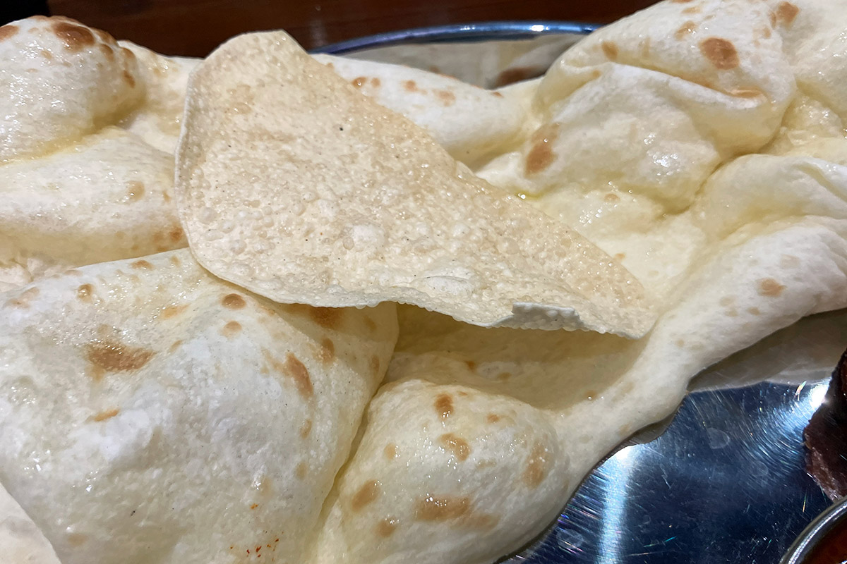 ナンに加えてパパドも、ライスも選べます