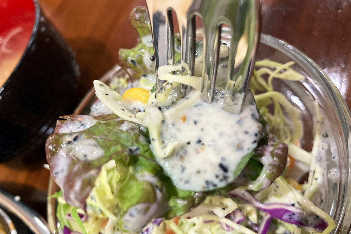 インネパのお店ではおなじみの謎ドレッシングじゃないけど、なんかちょっと甘めで美味しい