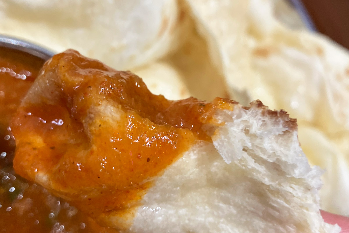 辛口のマトンとナンの甘みが最高です