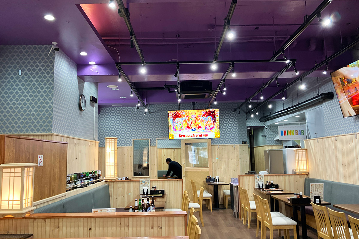 『トモスダイニング』店内