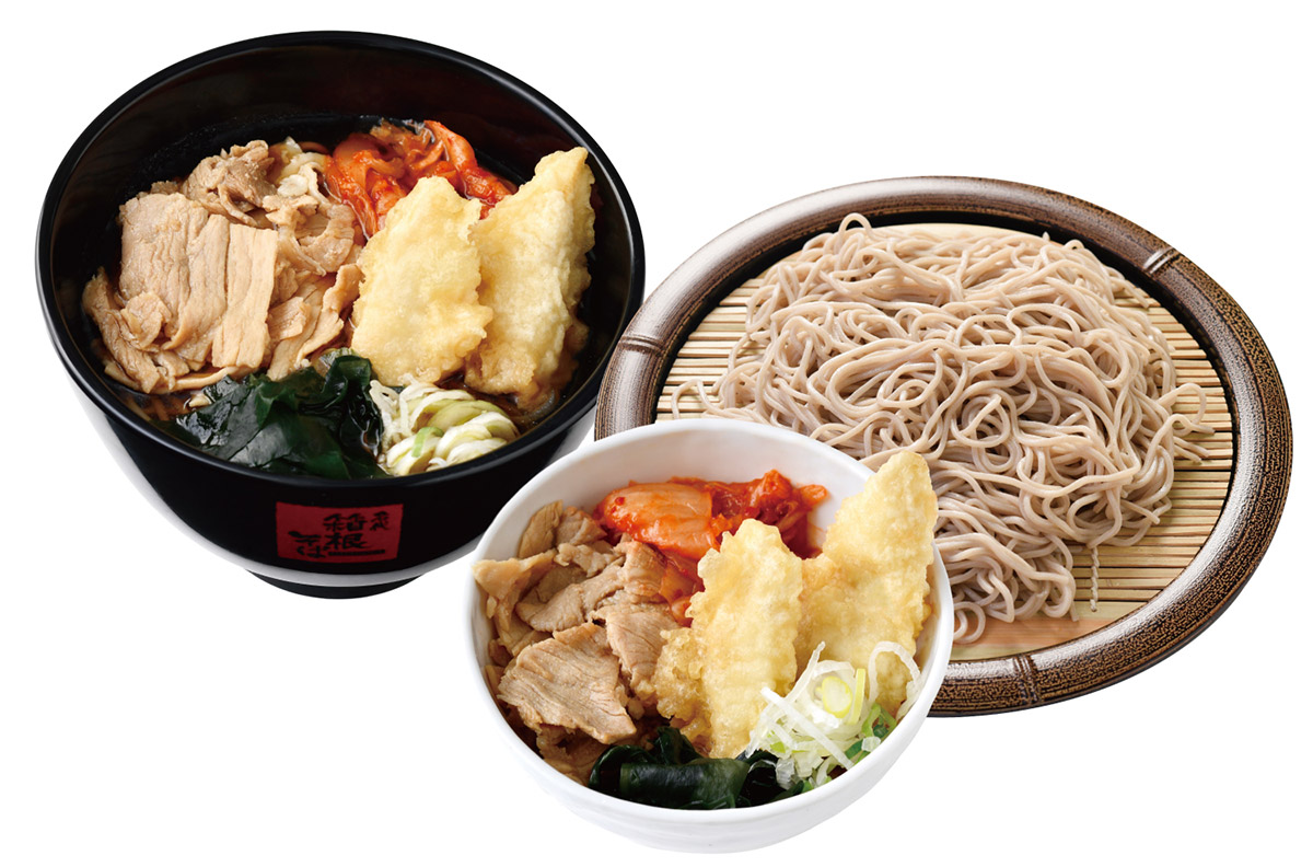 左：豚肉とたけのこ天のピリ辛つけそば（温）、右：豚肉とたけのこ天のピリ辛つけそば（冷）