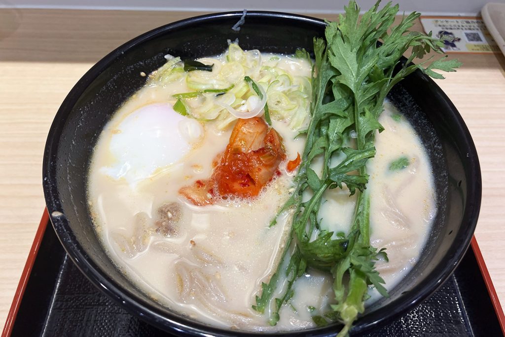 豆乳の優しさが全てを包み込む、なんだかよくわからないけど美味しい、箱根そば「ソイキムタンそば」