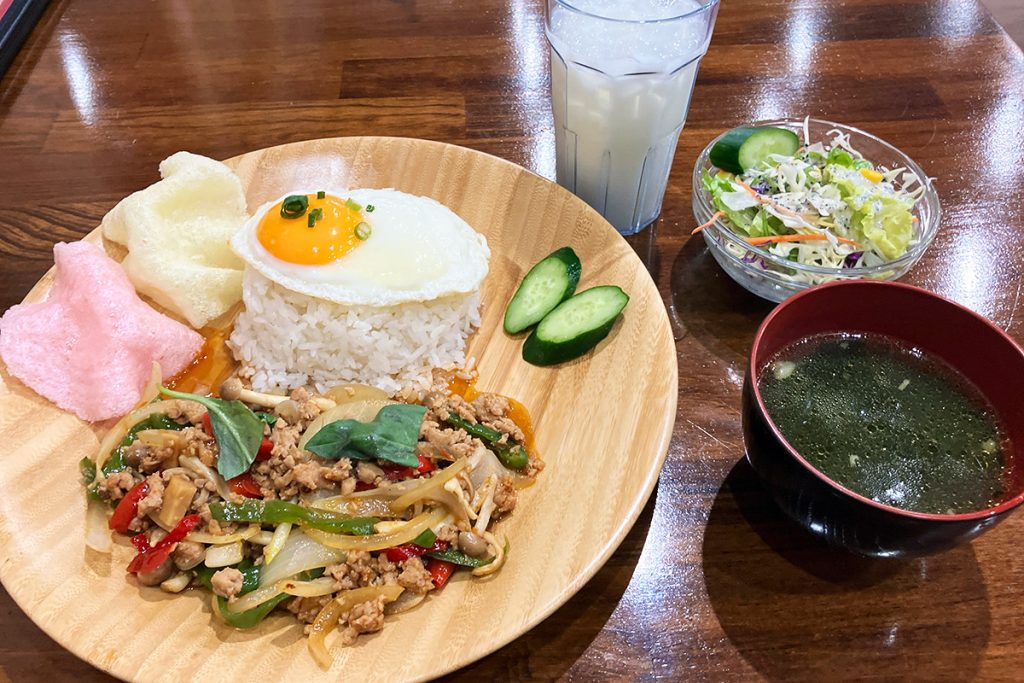 ハイコスパランチ、トモスダイニングの「ガパオライス」