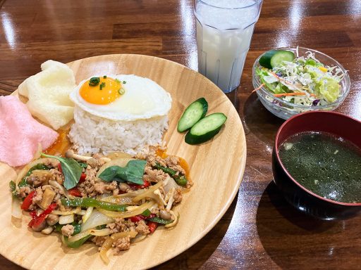 ハイコスパランチ、トモスダイニングの「ガパオライス」