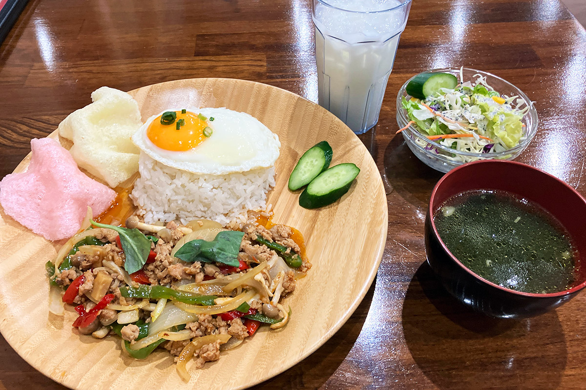 ハイコスパランチ、トモスダイニングの「ガパオライス」