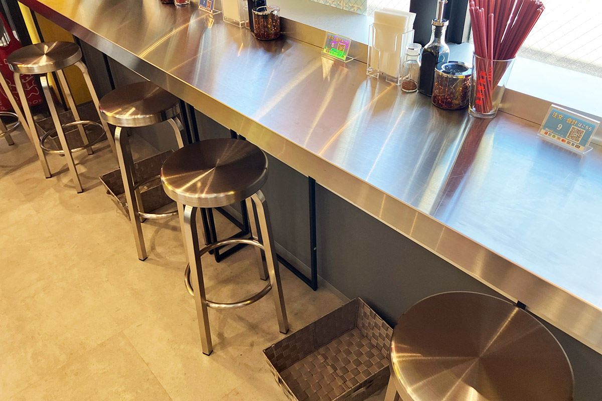 店内はカウンター席をメインに、2人掛けのテーブル席が2つ、そしてセンターには6人掛けの大きなテーブル席も