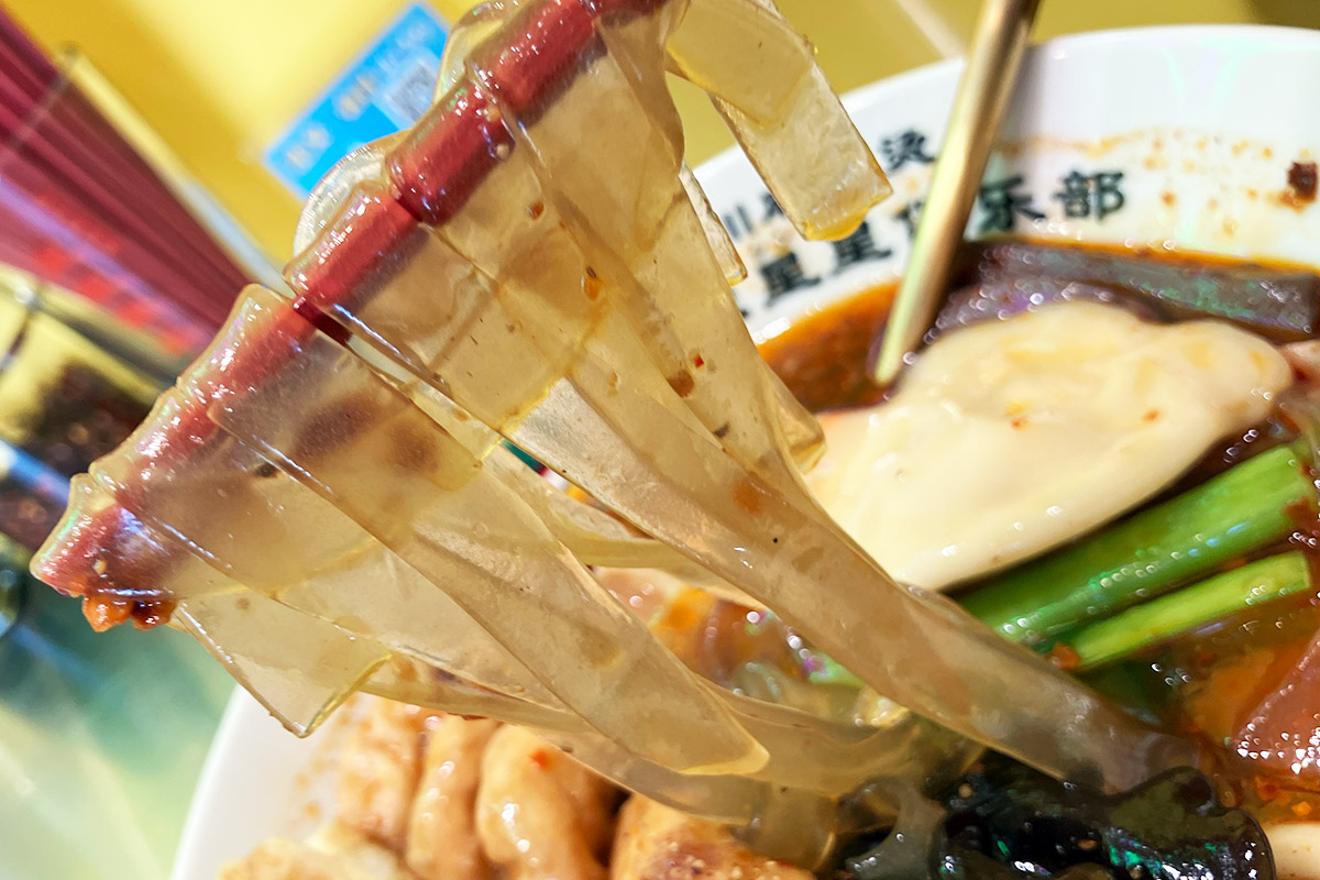 麺も味わおうと箸ですくってみると、、、