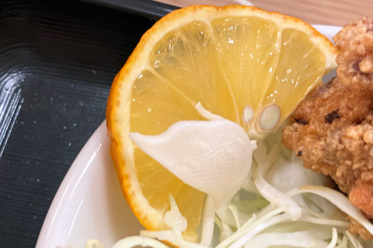 一瞬オレンジに見えますが、レモンです。思いっきりかじって、めっちゃ酸っぱかったぜ