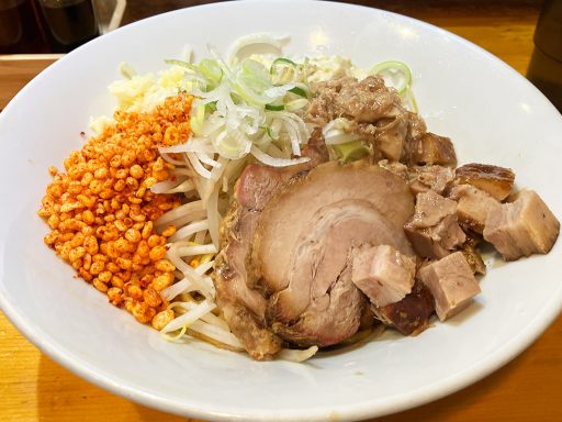 そると初の二郎系まぜそば「そる二郎」