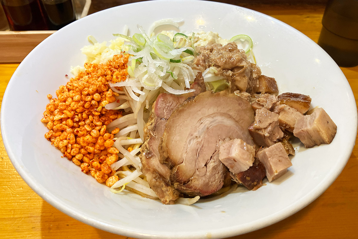 そると初の二郎系まぜそば「そる二郎」